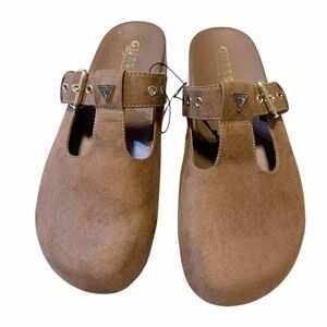 💚🌼NWOT of Guess women's suede clogs with an adjustable Buckle Slides